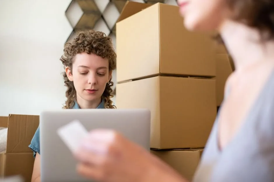 Emprendedor analizando métricas de ventas en Shopify y Amazon para optimizar su estrategia de crecimiento de comercio electrónico