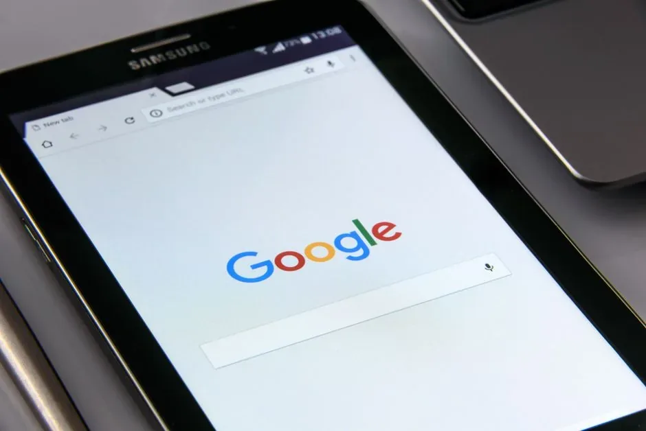 Especialistas de una agencia Google Ads analizan métricas de rendimiento en pantallas para optimizar campañas de anunciantes y empresas.