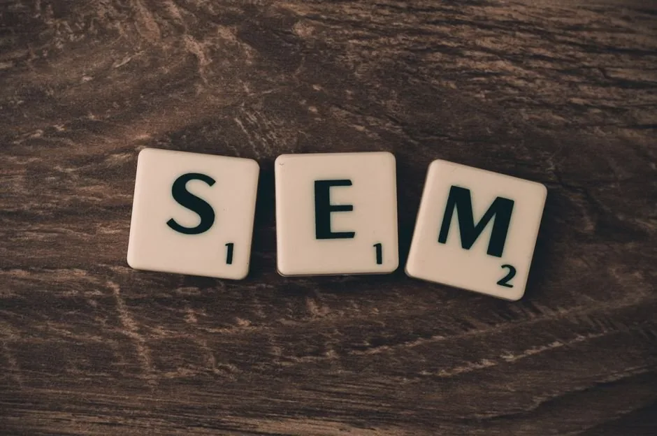 Consultores de marketing digital analizando métricas de campañas SEM en Barcelona para optimizar el retorno de inversión de un ecommerce.
