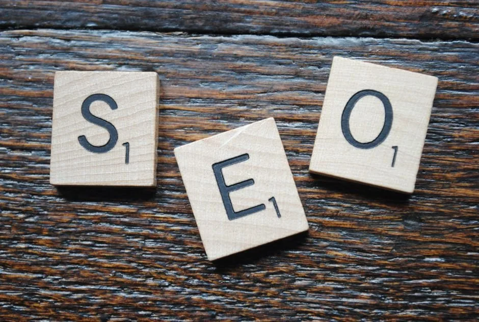 Consultor SEO en Terrassa optimizando la estrategia digital de un e-commerce para captar clientes locales en buscadores.