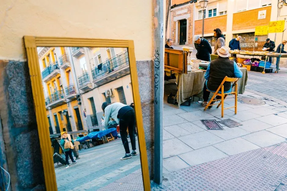 Consultor de marketing digital analizando métricas de Amazon DSP España para optimizar campañas de publicidad programática de marcas y sellers