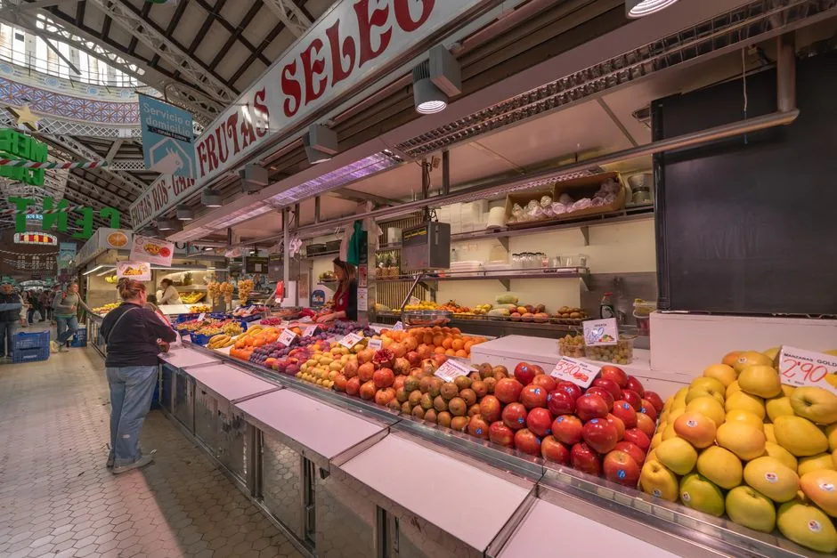 Operario de Amazon Fresh empaquetando alimentos frescos en un centro logístico español, mostrando la precisión y rapidez del proceso para consumidores urbanos