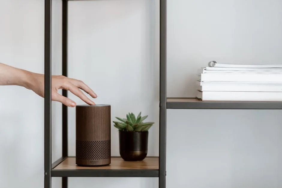 Dispositivo Echo Show mostrando un anuncio interactivo de Alexa+ Agentic Ads para compradores online de Amazon.