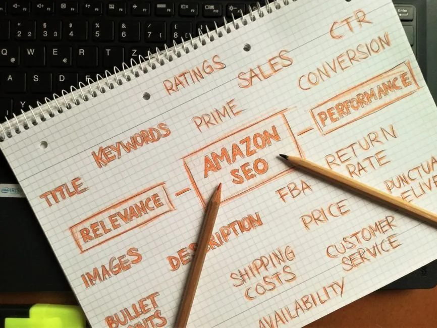 Un especialista en marketing digital analiza gráficos de atribución de Amazon Marketing Cloud en su ordenador para optimizar campañas.