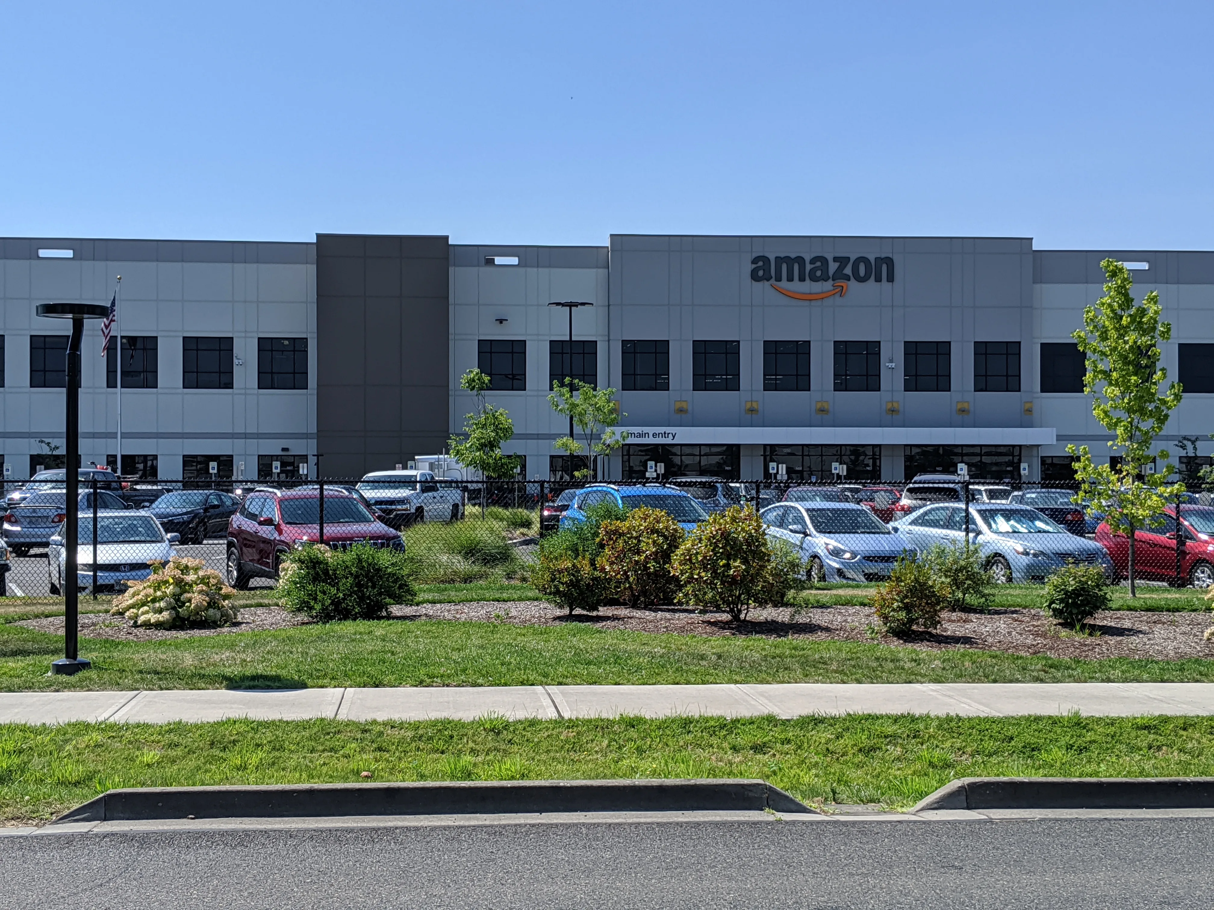Centro de fulfillment Amazon en Oregon con estanterías y operaciones logísticas previas al Prime Day 2026