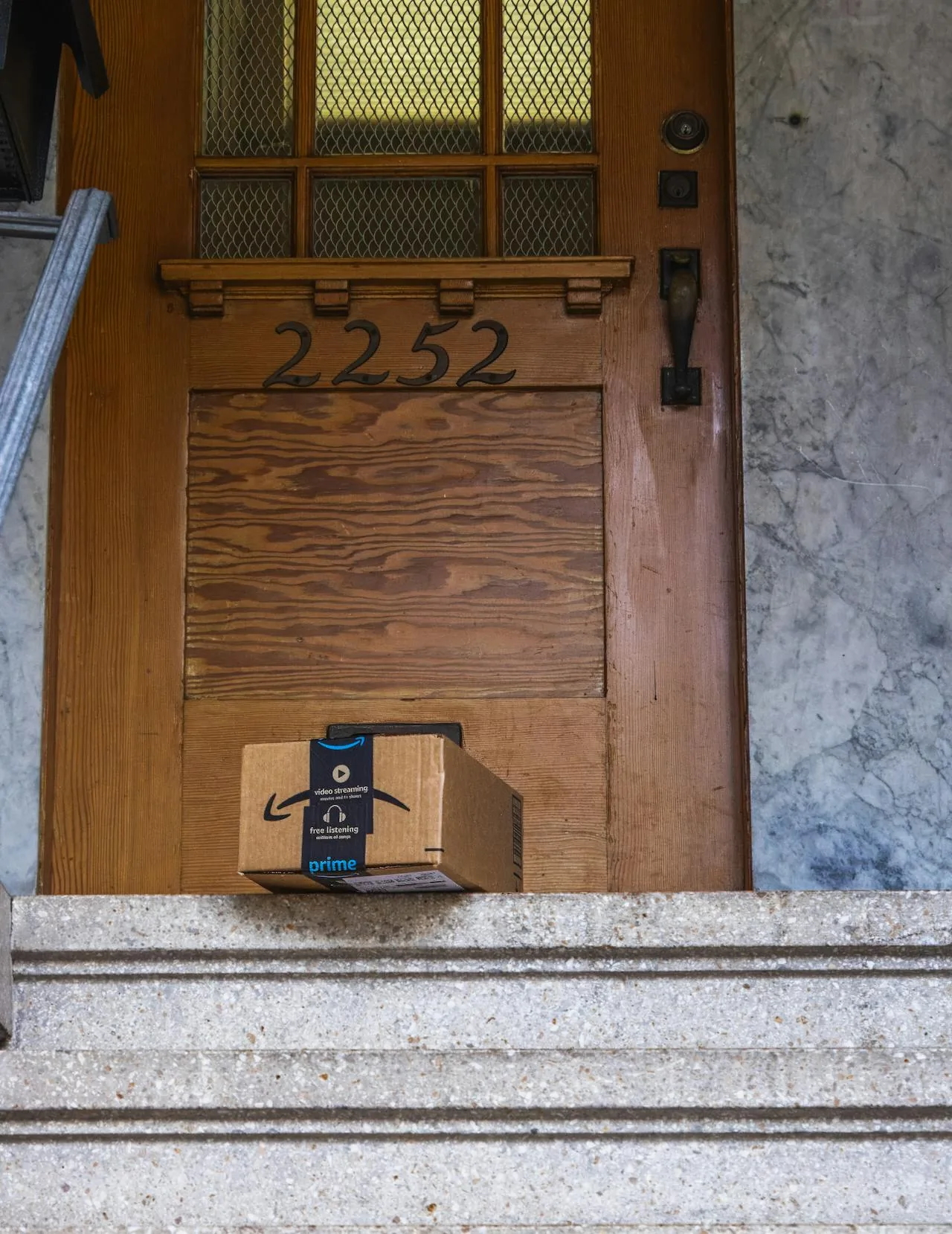 Caja Amazon Prime depositada en la puerta de una vivienda, símbolo del Prime Day 2026 adelantado a junio