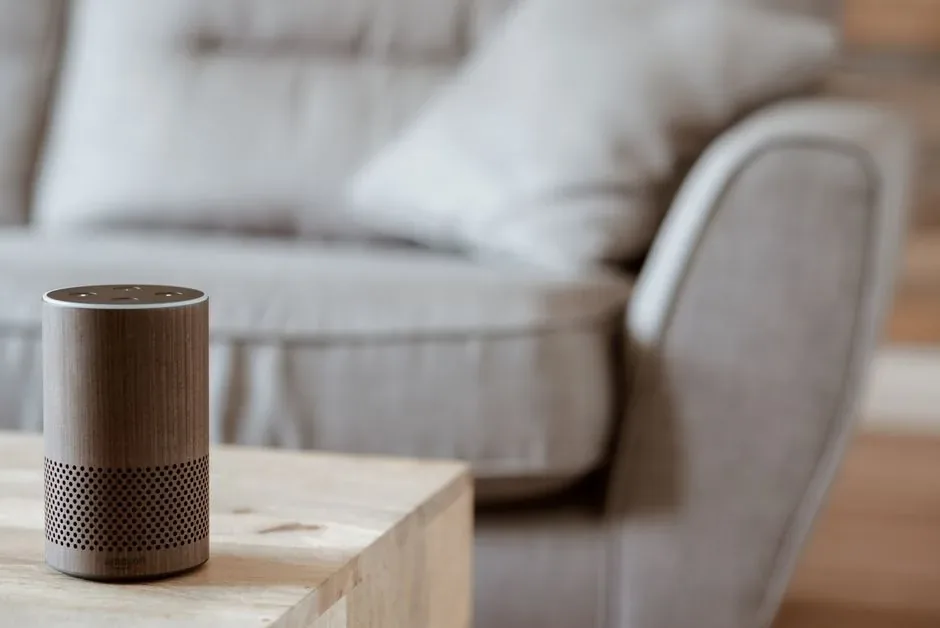 Dispositivo Amazon Echo con Alexa recomendando productos patrocinados de forma conversacional a un comprador online en su hogar