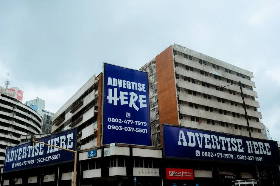 Consultor de marketing digital analizando métricas de AMZ advertising para optimizar las ventas de una marca en Amazon.
