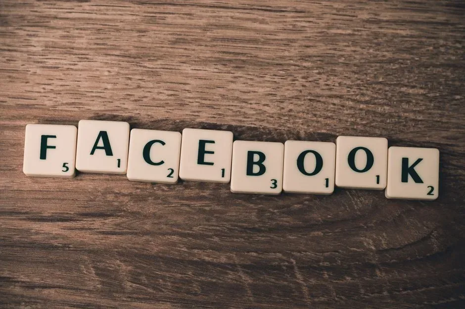 Especialista en marketing digital analizando métricas para anunciarse en Facebook y optimizar el retorno de inversión de un ecommerce