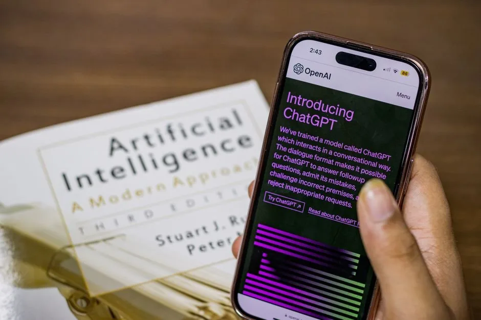 Profesional de marketing analiza el impacto de ChatGPT compras en la visibilidad de su marca para mejorar ventas online