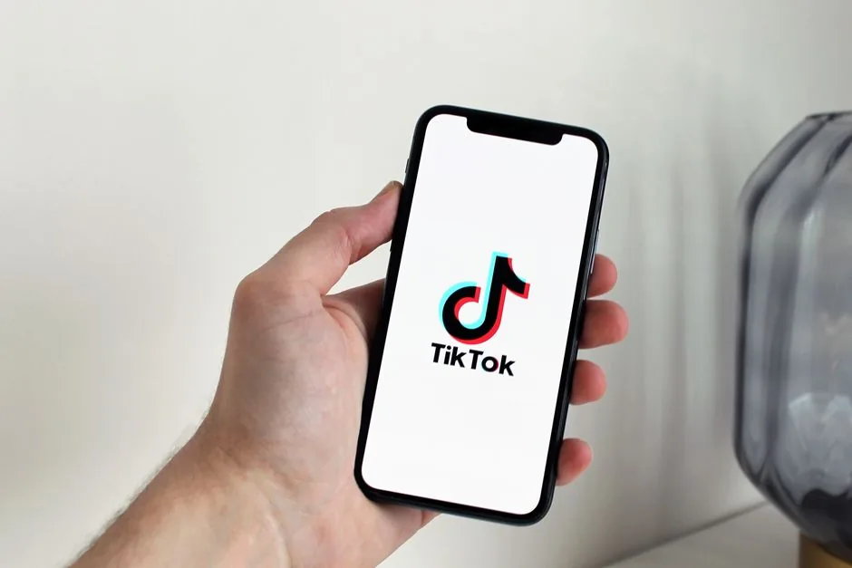 Empresario configurando TikTok Shop Seller Center en un ordenador, mostrando documentos fiscales y datos bancarios para activar la tienda