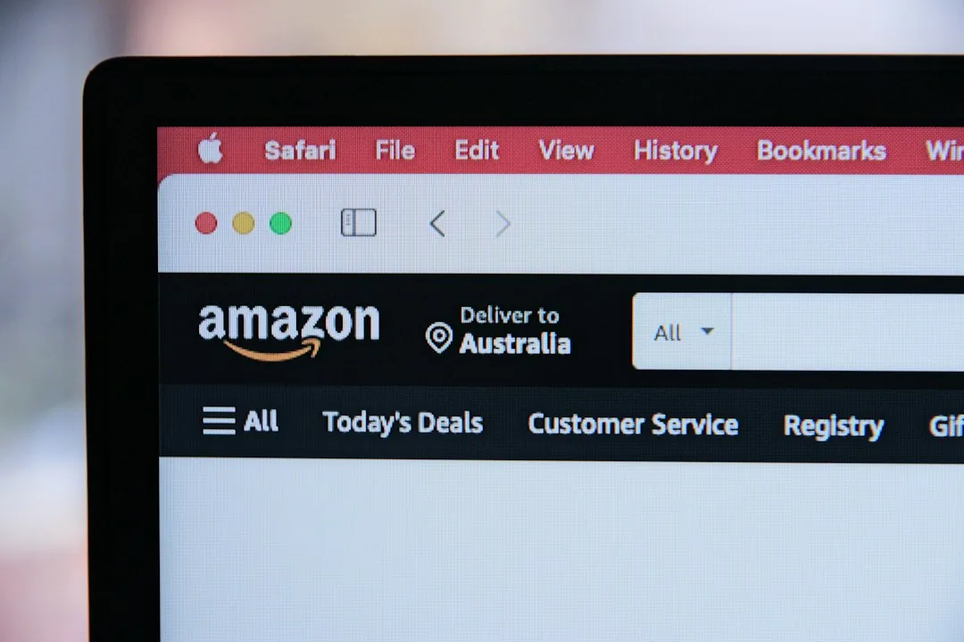 Imagen que muestra a un emprendedor revisando la invitación de Amazon Vendor Central, analizando plazos de pago Net 60 y deducciones co‑op para optimizar su margen