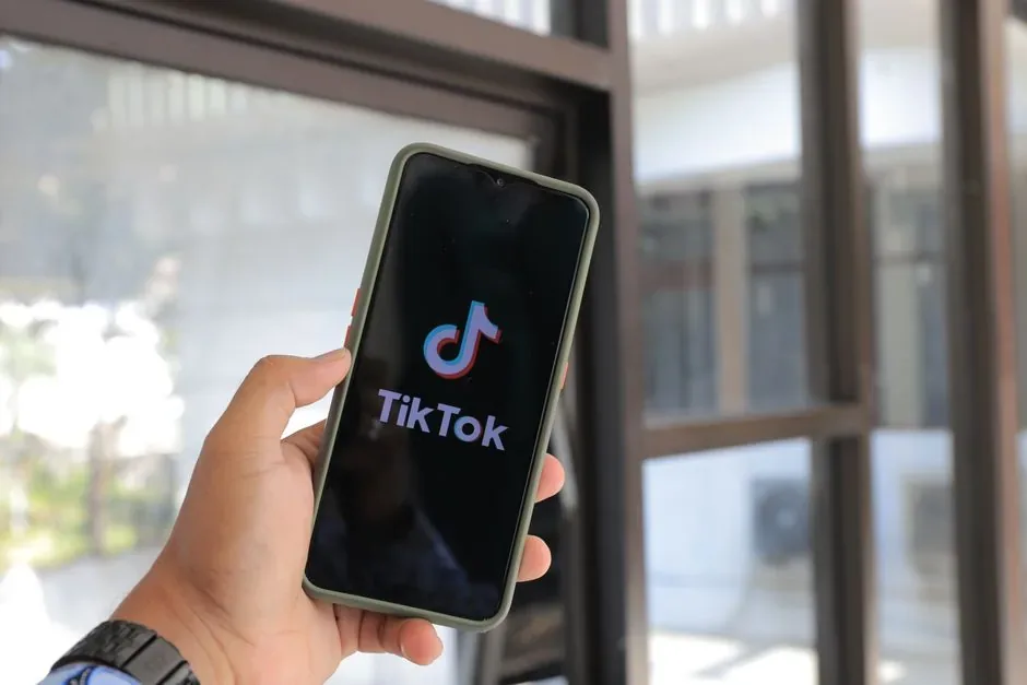 Creador digital analizando el panel de control de TikTok Shop para aumentar las ventas de su tienda online