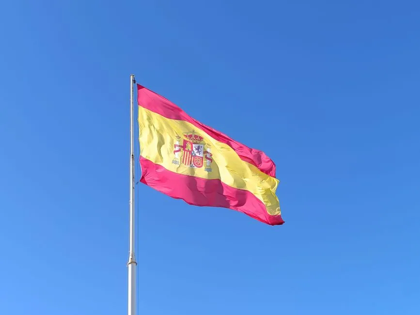 Empresario español gestionando pedidos de AliExpress Plaza con logística local para acelerar entregas y aumentar conversiones