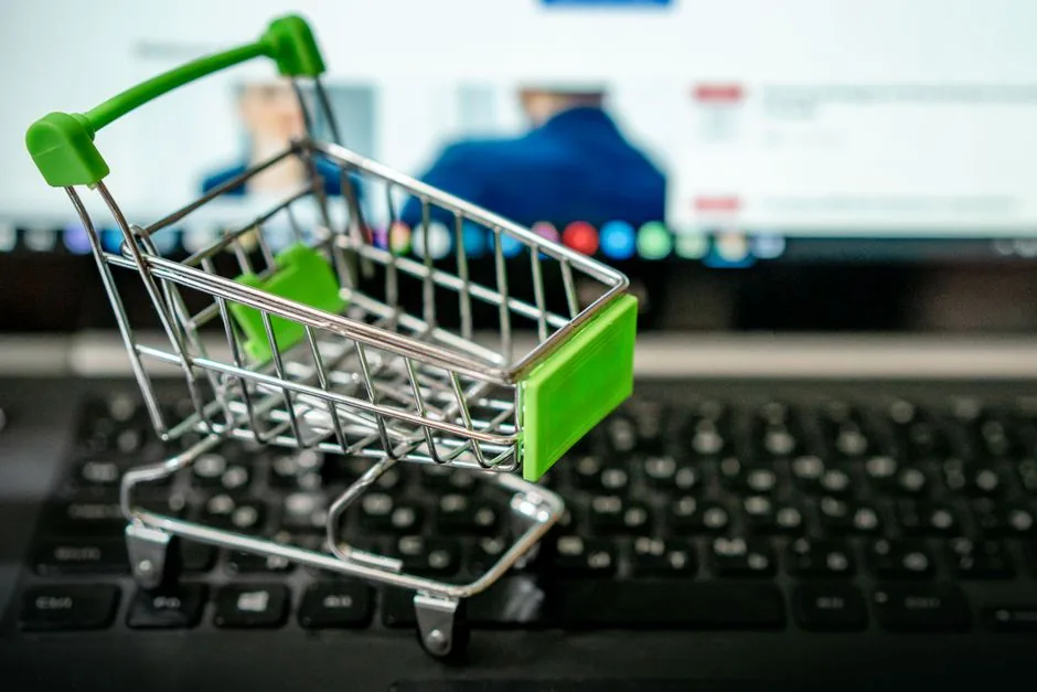 Vendedor analizando datos de ventas y logística en un marketplace online para optimizar su estrategia y captar clientes