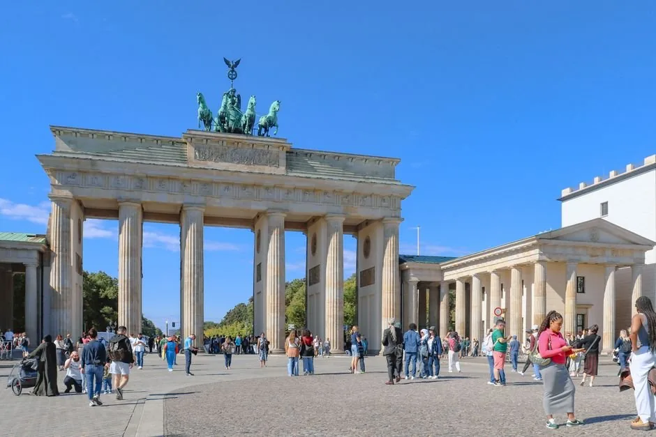 Vendedor español analiza métricas de Amazon Alemania en su ordenador para planificar la internacionalización de su marca