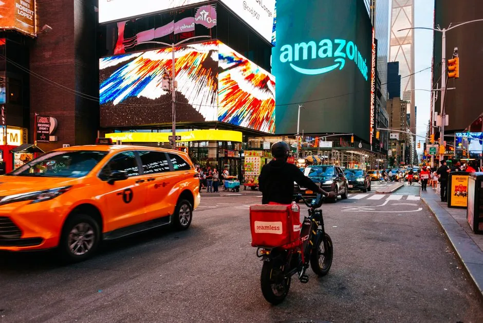 Imagen que muestra a un seller español configurando su cuenta Amazon USA, obteniendo EIN, abriendo cuenta bancaria y preparando listings en inglés para el mercado estadounidense