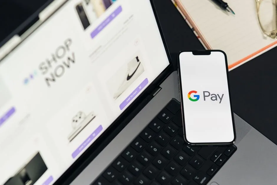 Especialista en marketing digital optimizando el feed de datos de Google Merchant Center para una tienda online.