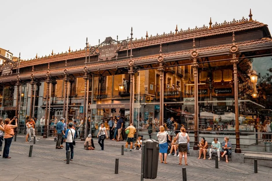 Un profesional de ecommerce analiza los requisitos para vender en Shein Marketplace España desde su oficina.