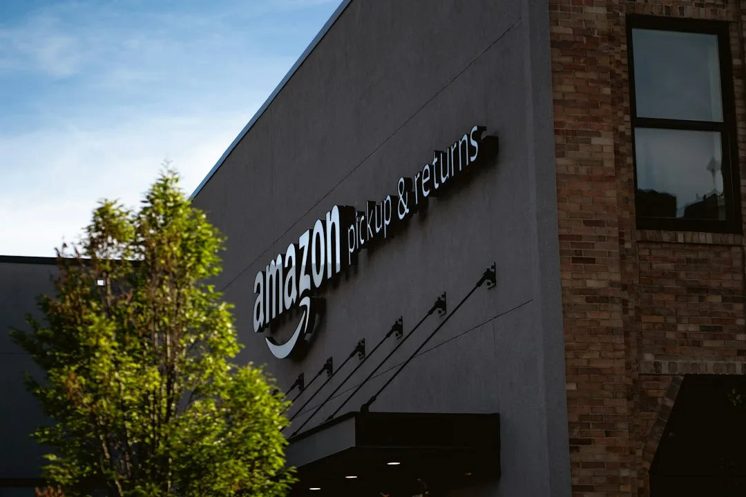 Imagen que muestra a un emprendedor analizando métricas de suscripciones en Amazon para mejorar la retención de clientes DTC