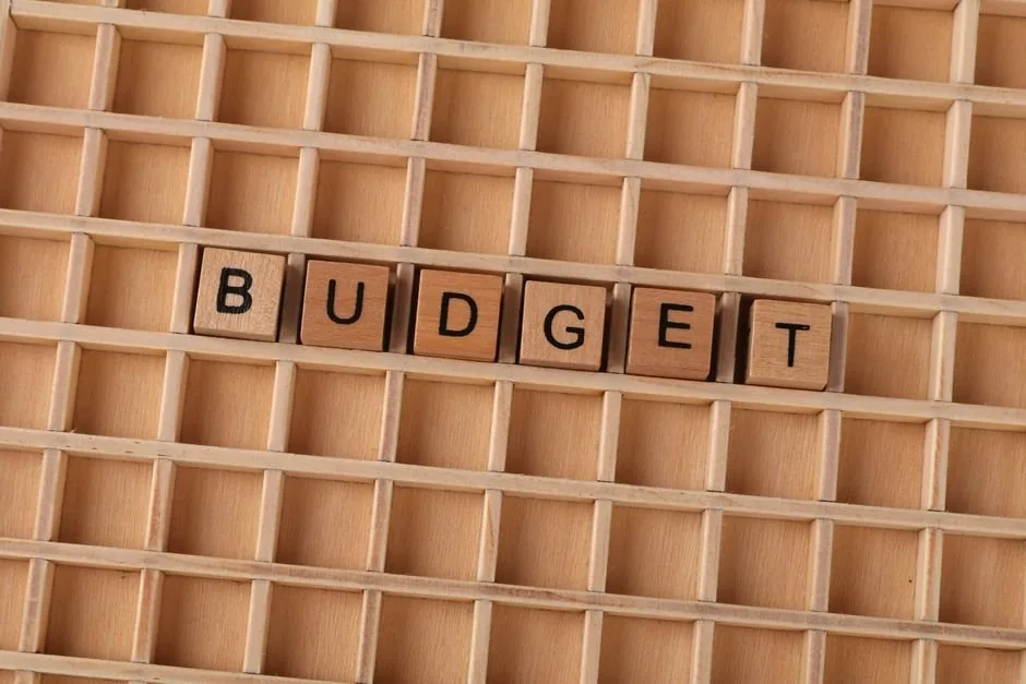 Consultor SEO analizando el crawl budget de un e-commerce para optimizar la indexación web ante profesionales de marketing digital.