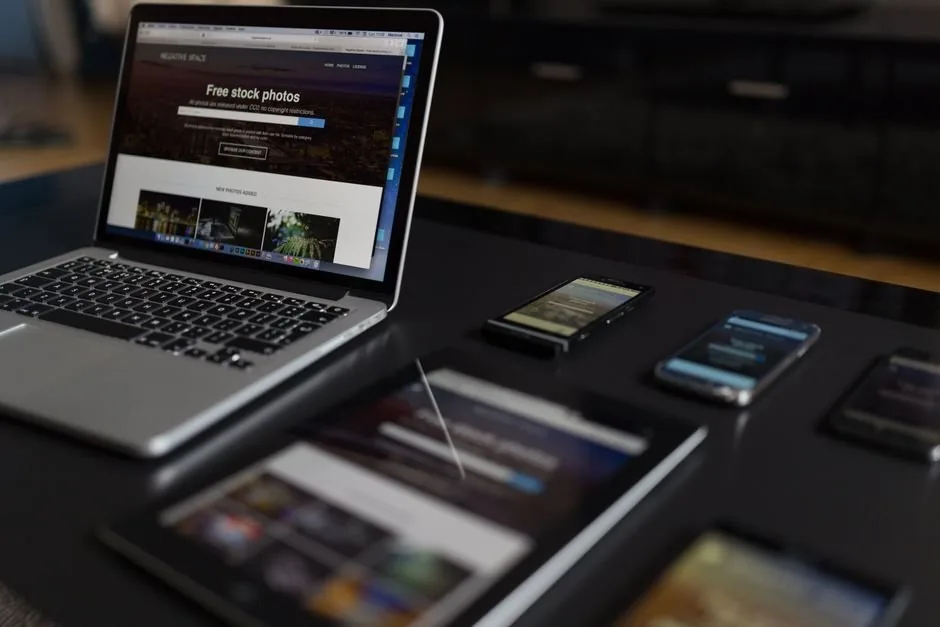 Emprendedor analiza las métricas de conversión de su tienda online para optimizar la estrategia de ventas digitales de su marca.