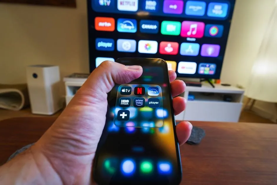 Un usuario configurando los perfiles familiares en la aplicación de Amazon Prime Video desde su televisión inteligente.