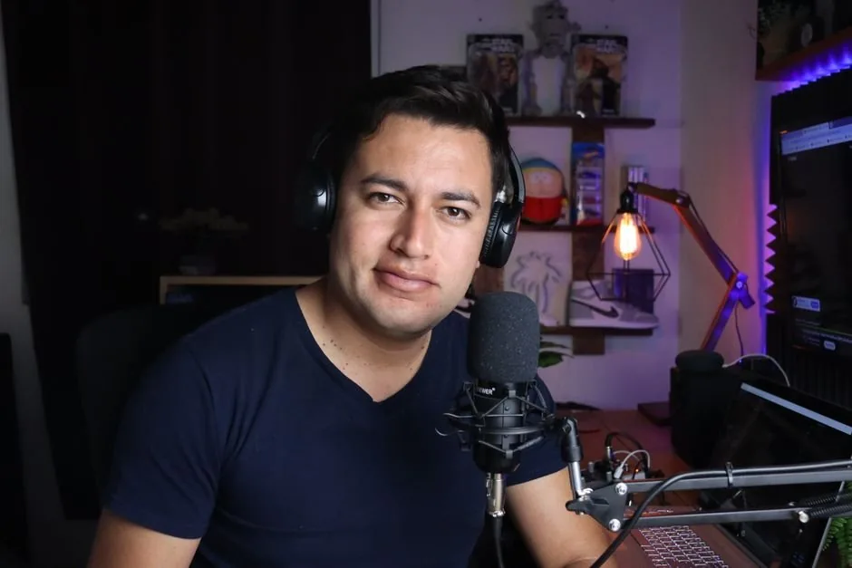 Emprendedor digital analizando los márgenes de beneficio neto de su tienda de Amazon para optimizar ventas