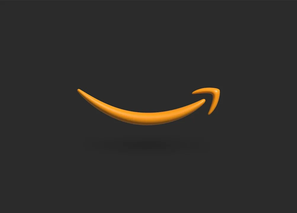 Imagen que muestra el desglose del coste mensual de Amazon Prime en España y los ahorros estimados en envíos, video, música y devoluciones para usuarios y vendedores