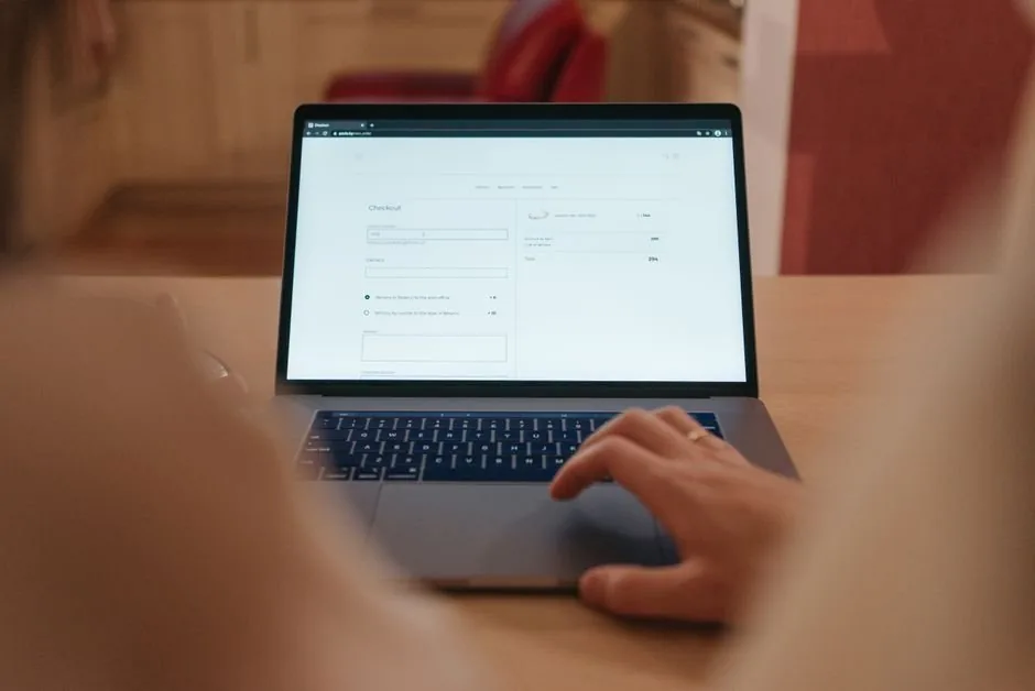 Un vendedor de comercio electrónico analiza gráficos financieros en su ordenador para calcular el presupuesto óptimo de Amazon Ads