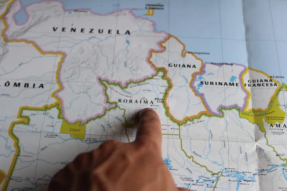 Mapa global que muestra de dónde es Amazon y sus sedes logísticas clave para vendedores de marketplaces.