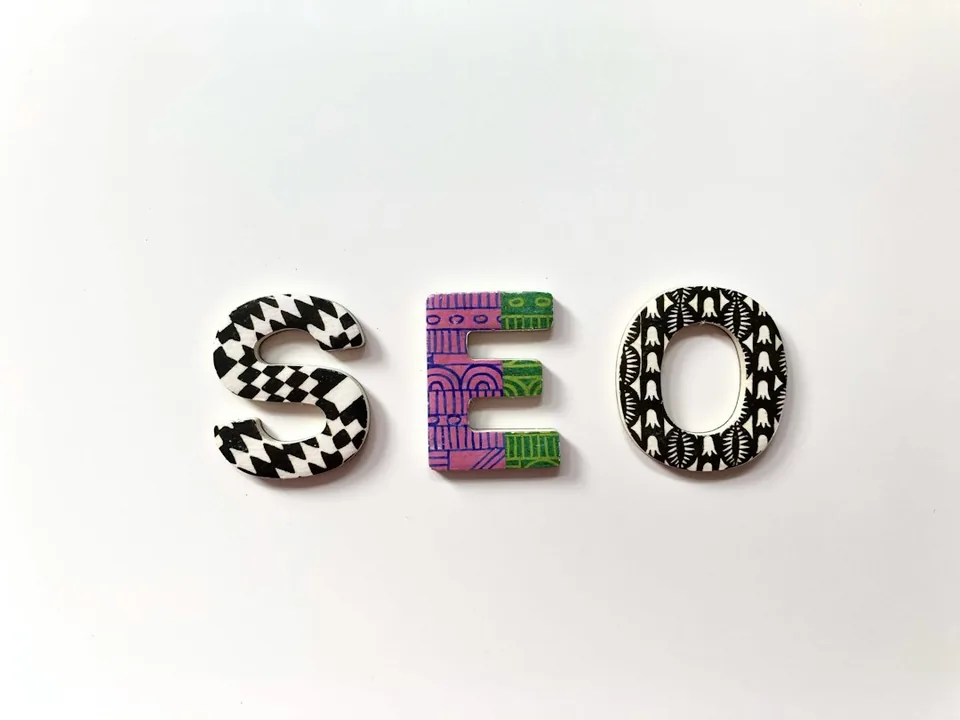 Imagen que muestra la comparación entre SEO tradicional y GEO, destacando la diferencia de métricas de clic vs cita para profesionales de marketing digital