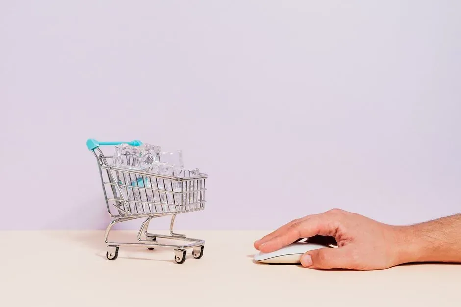 Diseñador web optimizando el checkout móvil de un ecommerce para reducir el abandono de carrito de los usuarios.