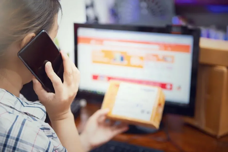 Emprendedor digital analizando métricas de dropshipping en Amazon en su ordenador para evitar penalizaciones de Seller Central