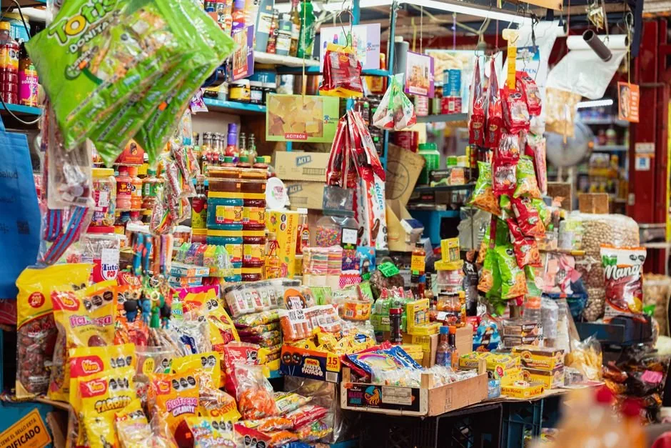 Directivo analizando métricas de una empresa de retail en una pantalla para optimizar su estrategia omnicanal y de marketplaces.