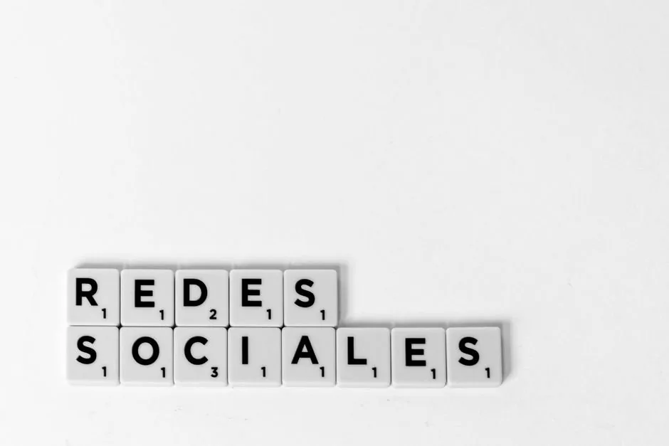 Expertos en redes sociales analizan métricas de conversión en una pantalla para optimizar las ventas de un ecommerce.