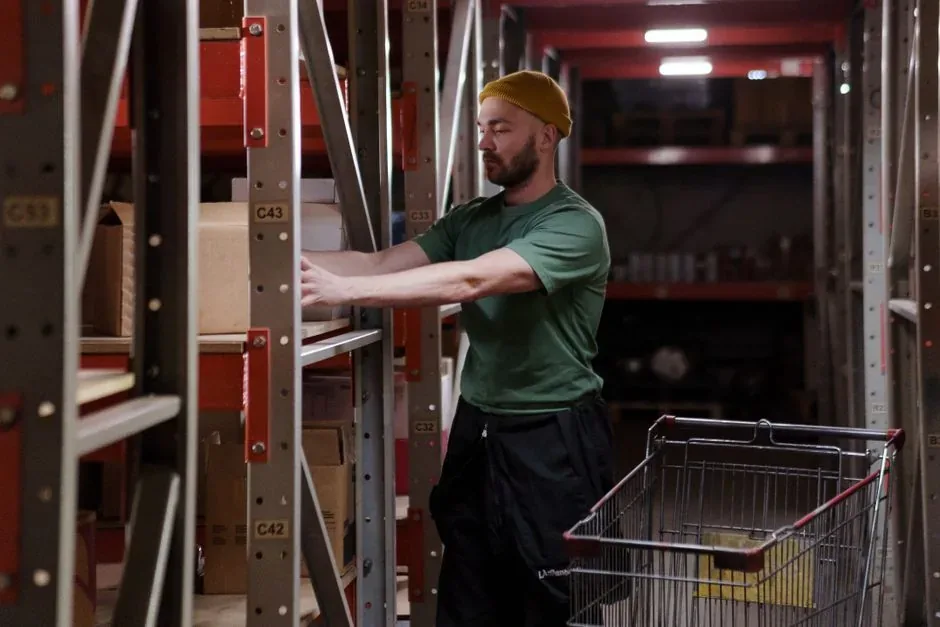 Operario de almacén organizando estanterías de e-commerce aplicando el método FIFO y LIFO para optimizar la rotación de stock