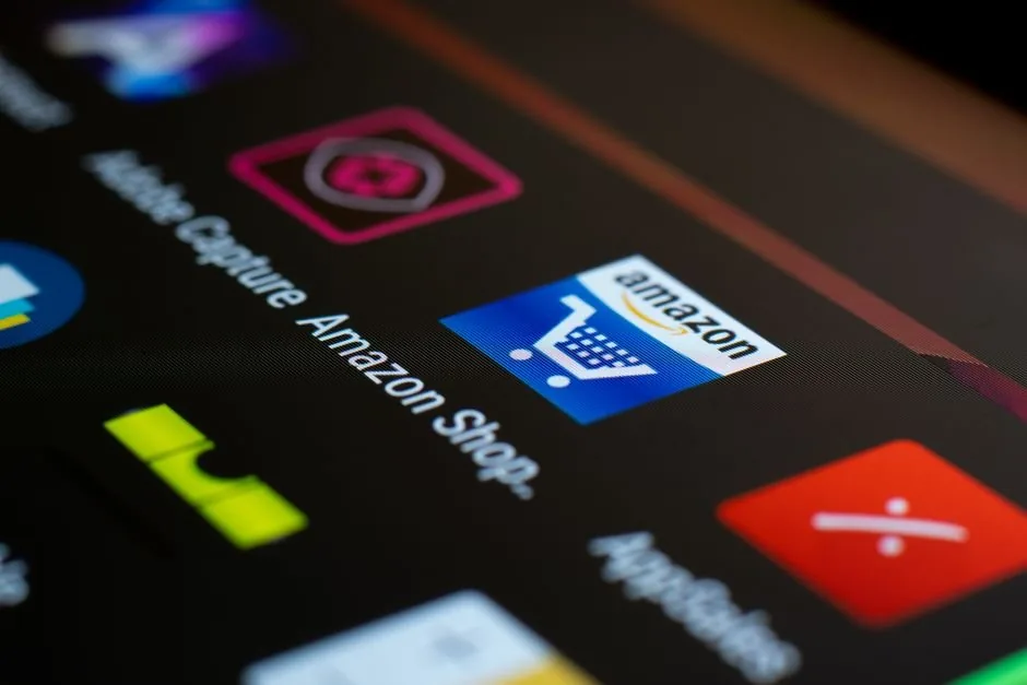Un especialista en marketplaces analiza las ganancias de Amazon en una pantalla para mejorar la rentabilidad de un vendedor
