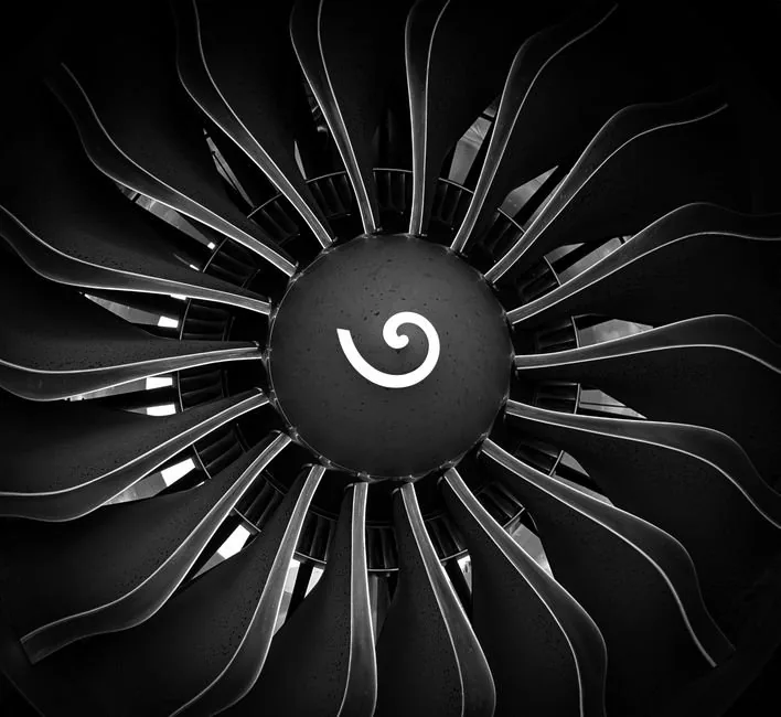 Consultor de marketing digital optimiza el contenido web para generative engine optimization buscando mejorar la visibilidad de su tienda online