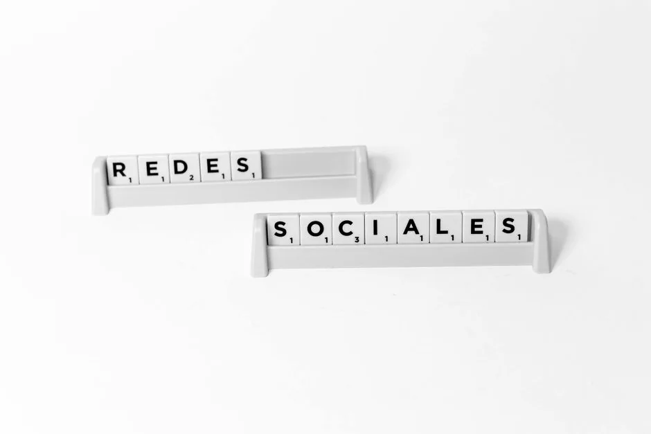 Especialista en marketing digital creando contenido atractivo para redes sociales de una pyme en Badalona, enfocada en audiencia local