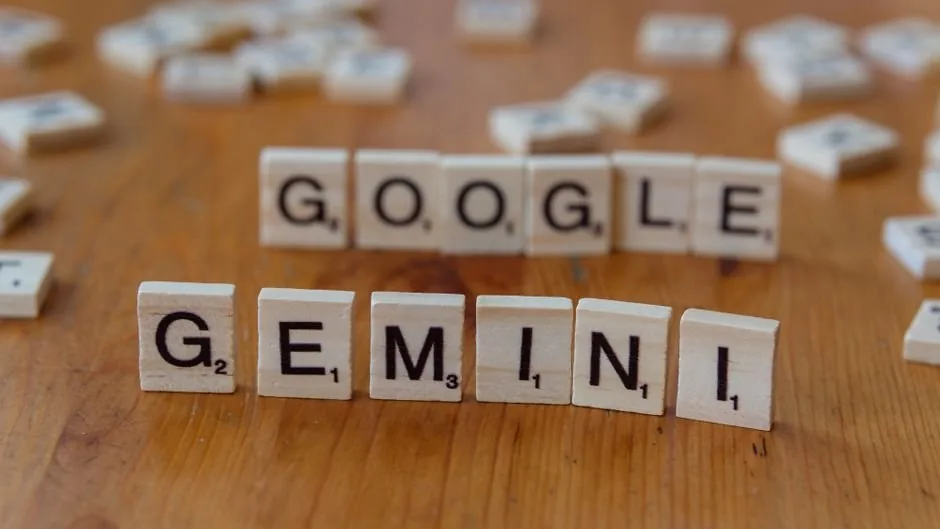 Especialista en marketing digital analizando métricas de Google Ads Editor 2.13 en una pantalla para optimizar campañas de Shopping