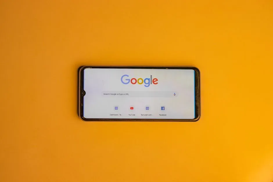 Especialista de marketing optimizando listas de clientes en Google Ads para mejorar el ROAS de un ecommerce.