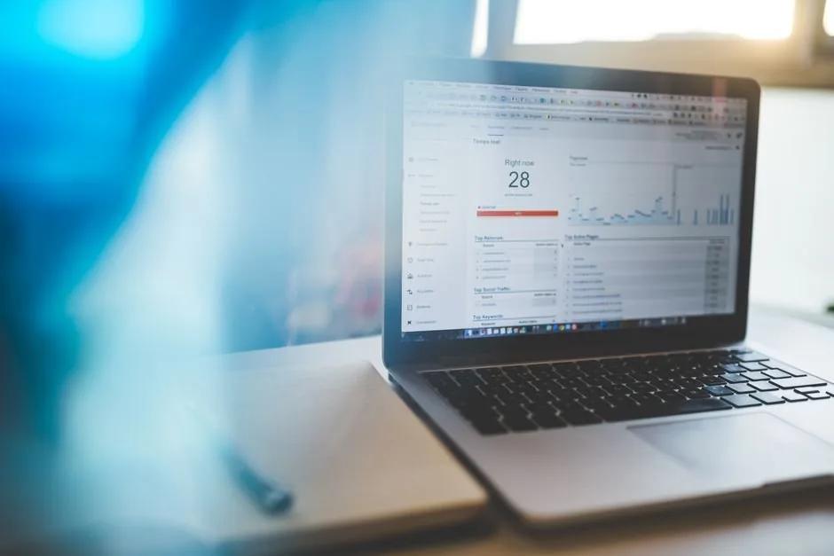 Especialista de marketing analiza métricas de Performance Max en Google Ads para optimizar las ventas de una tienda online.