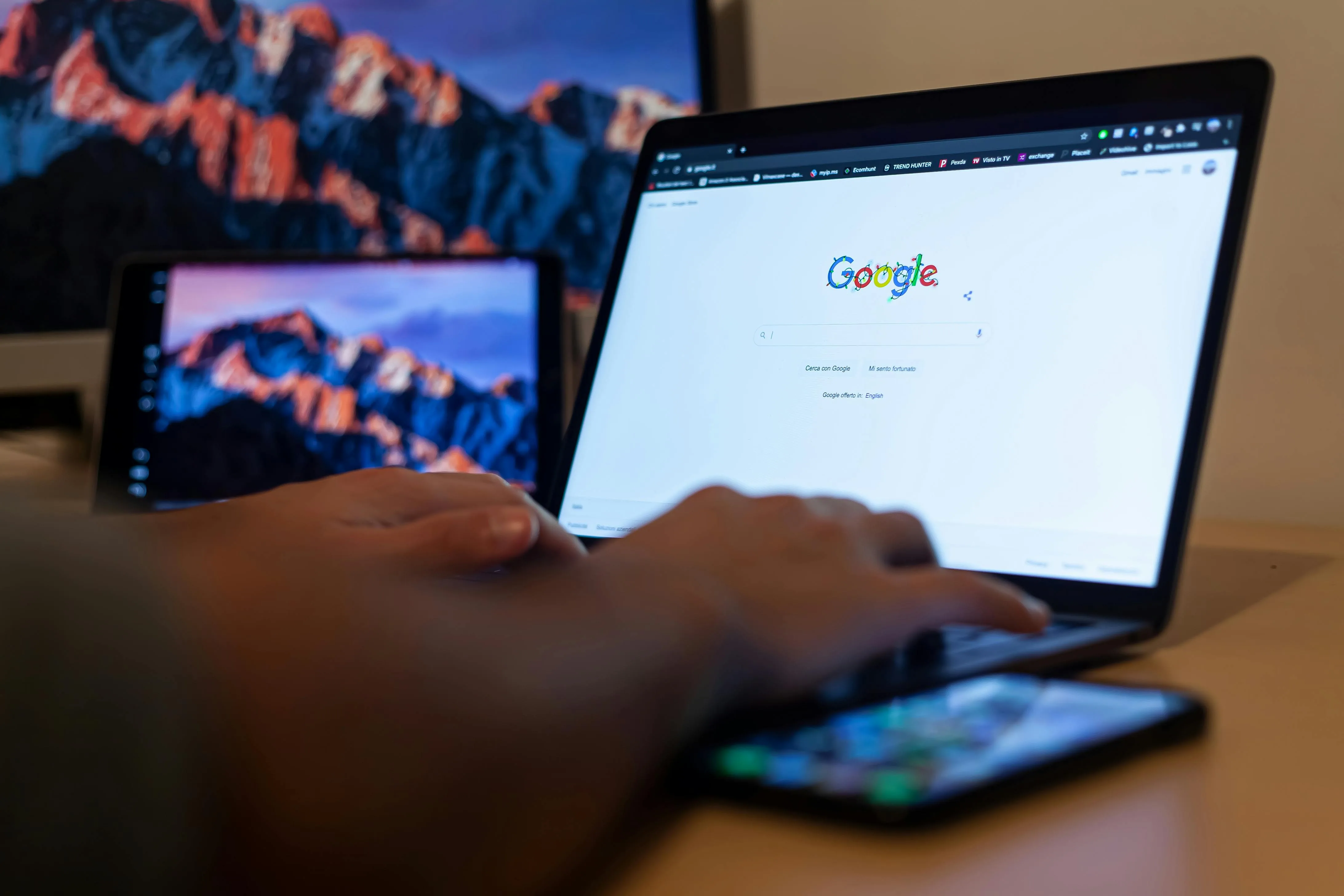 Analista revisando gráficas de Search Console durante el Google May 2026 Core Update