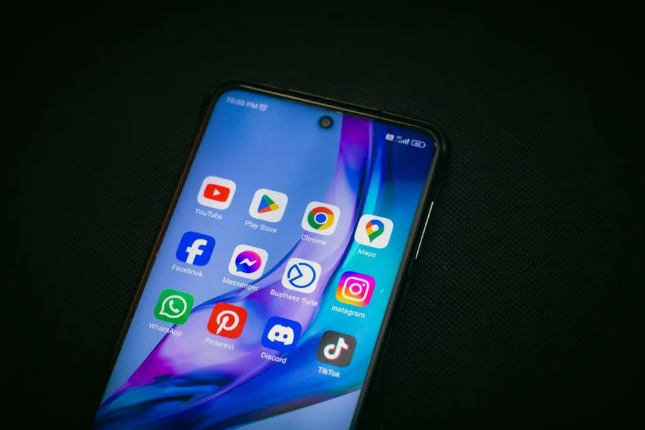 Estratega de marketing digital configurando una campaña de anuncios de audio en YouTube para una marca de comercio electrónico