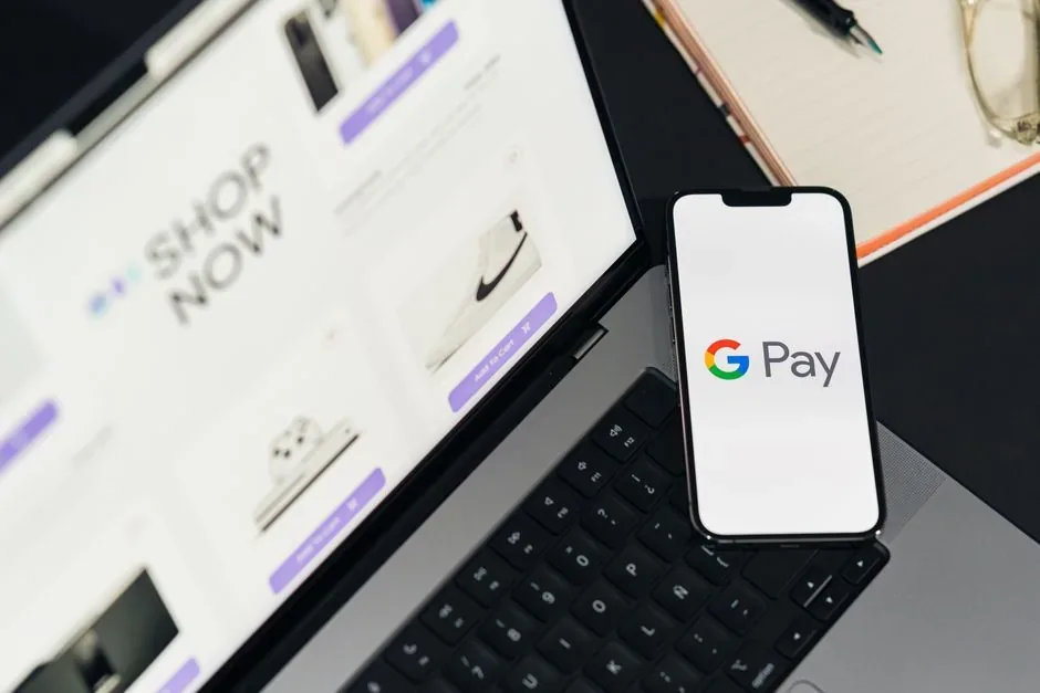 Especialista de marketing digital analizando las diferencias de rendimiento entre Google Shopping y Performance Max para optimizar un ecommerce.