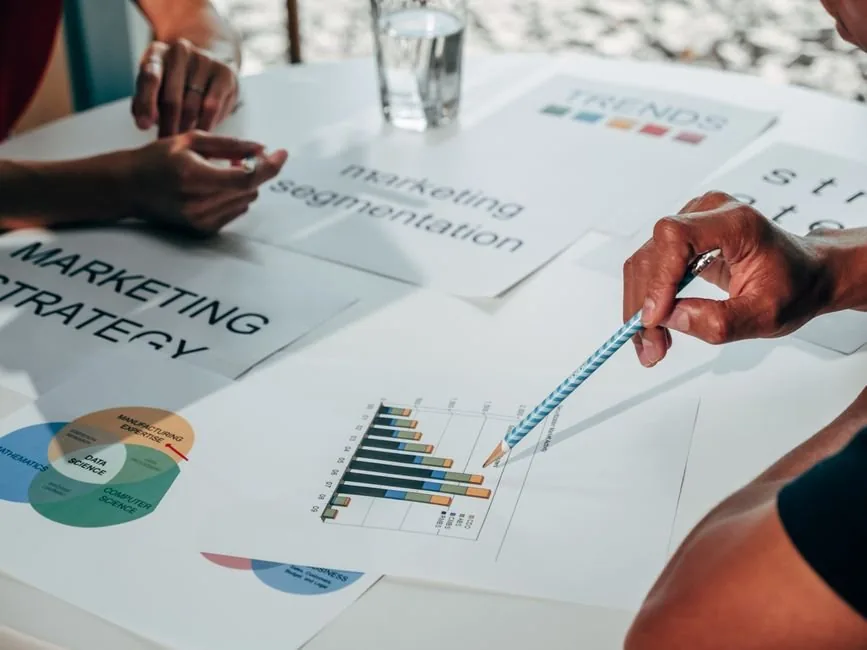 Profesional analizando métricas de growth marketing B2B en una pantalla digital para optimizar las ventas de su empresa