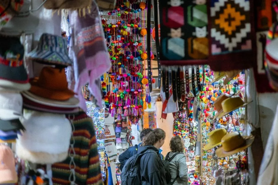 Especialista en ecommerce analiza métricas de conversión en una pantalla para optimizar las ventas de su tienda online.