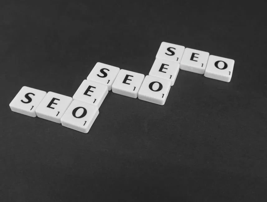 Especialista analiza métricas de conversión de una estrategia SEO comercial para optimizar las ventas de un e-commerce.