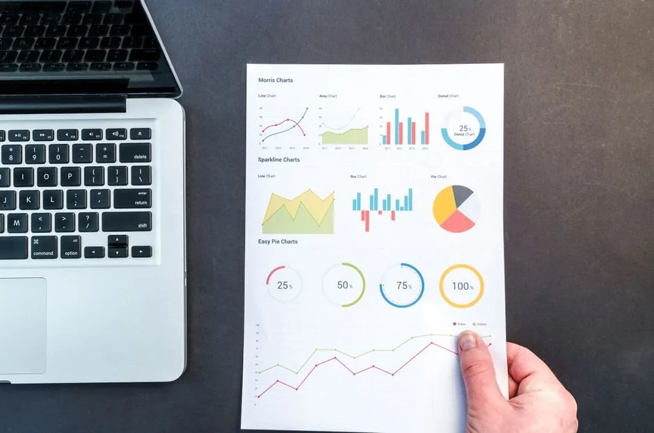 Director de marketing digital presentando un informe de resultados SEO con métricas financieras ante la junta directiva de su empresa